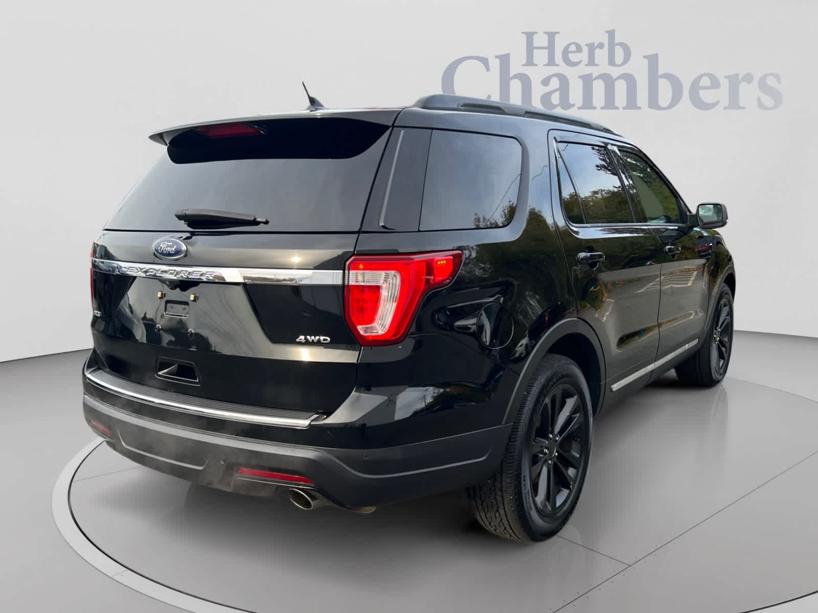Used 2018 Ford Explorer XLT w/ Equipment Group 202A AWD/4WD image 2
