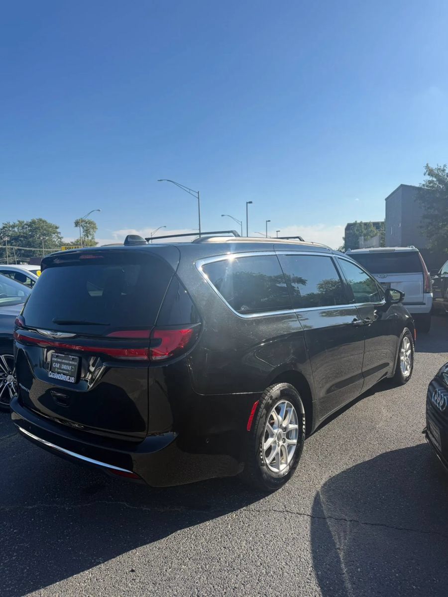 Used 2022 Chrysler Pacifica Touring-L w/ Uconnect Theater Family Group FWD image 5