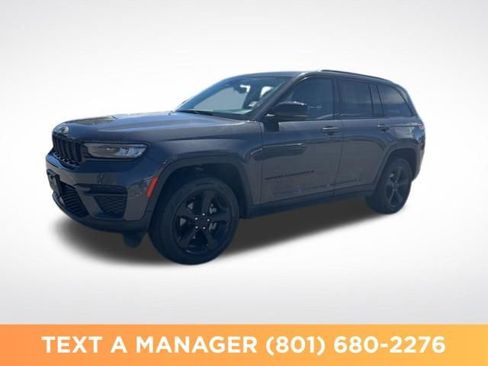 Used 2023 Jeep Grand Cherokee Altitude AWD/4WD image 8