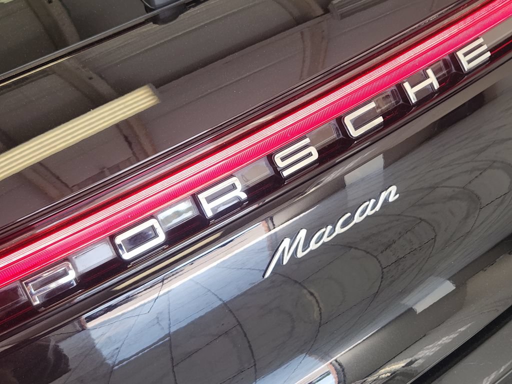 Used 2022 Porsche Macan AWD/4WD image 11