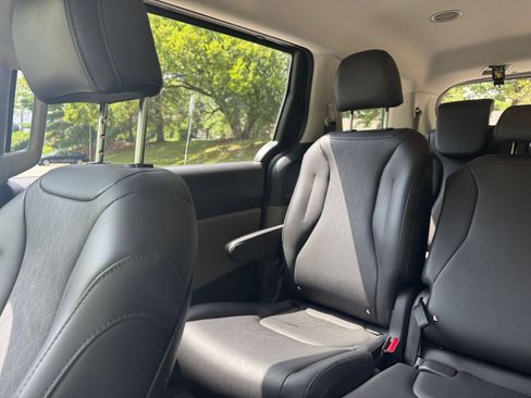 Used 2026 Kia Carnival FWD image 42