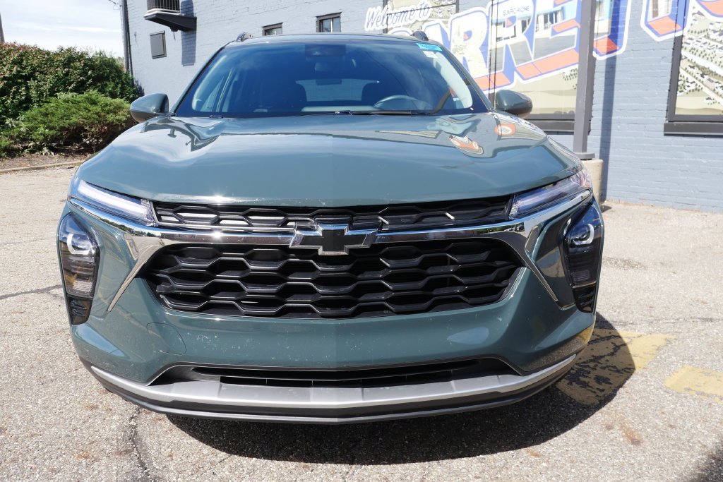 Used 2025 Chevrolet Trax LT w/ Driver Confidence Package FWD image 2