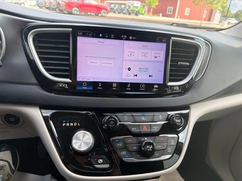Used 2022 Chrysler Pacifica Touring-L FWD image 11