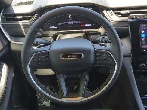 Used 2025 Jeep Grand Cherokee Laredo X w/ Luxury Tech Group I image 20