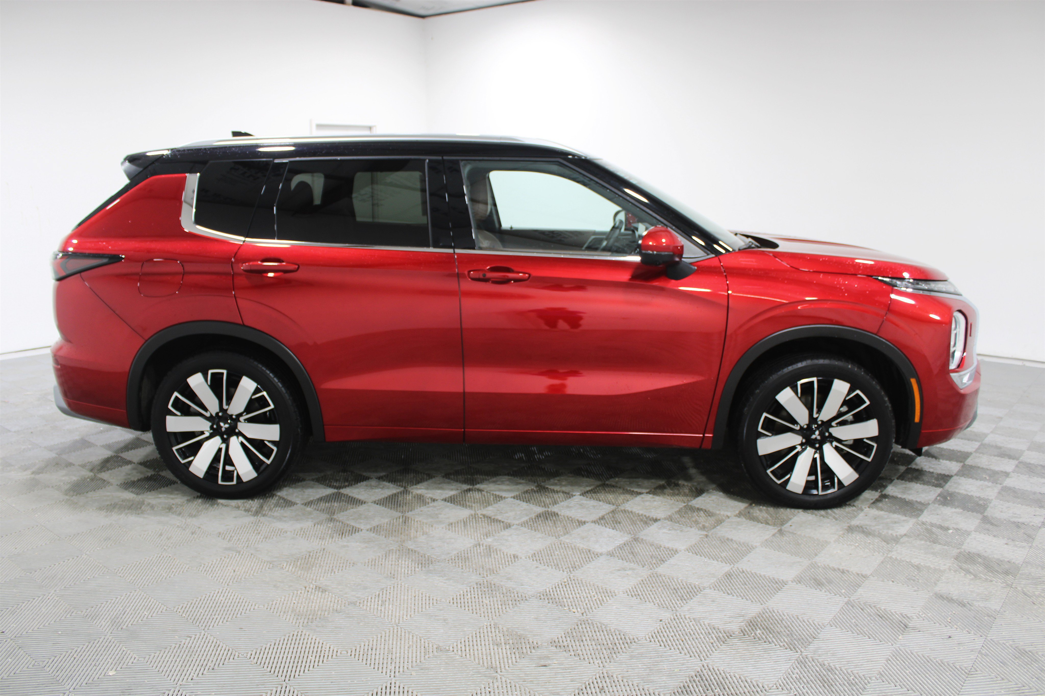 Used 2025 Mitsubishi Outlander AWD image 2