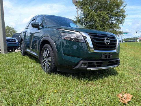 Used 2022 Nissan Pathfinder Platinum AWD/4WD image 2