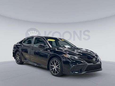 Used 2021 Toyota Camry SE FWD image 1