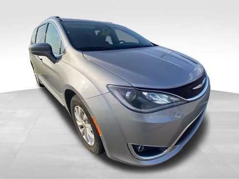 Used 2019 Chrysler Pacifica Touring-L FWD image 14