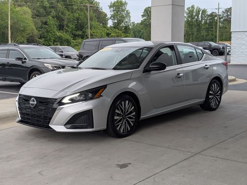 Used 2025 Nissan Altima 2.5 SV FWD image 7