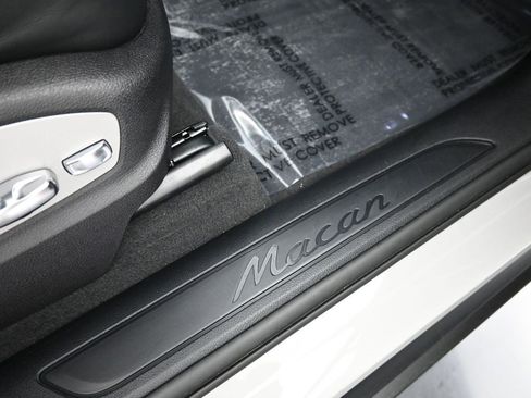 Certified 2025 Porsche Macan image 33