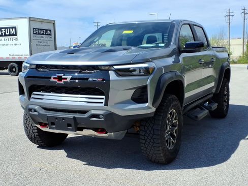 Used 2025 Chevrolet Colorado ZR2 w/ Technology Package AWD/4WD image 2