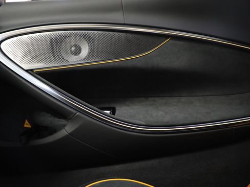 Used 2024 McLaren Artura RWD image 32