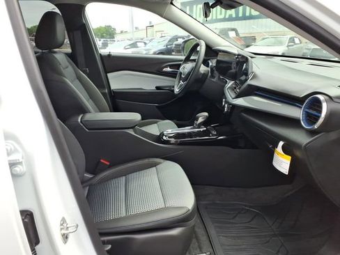 Used 2026 Chevrolet Trax LT w/ LT Convenience Package FWD image 17