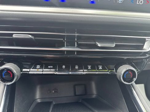 Used 2025 Chevrolet Traverse LT AWD/4WD image 33