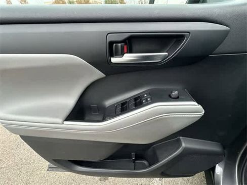 Used 2022 Toyota Highlander XLE image 18