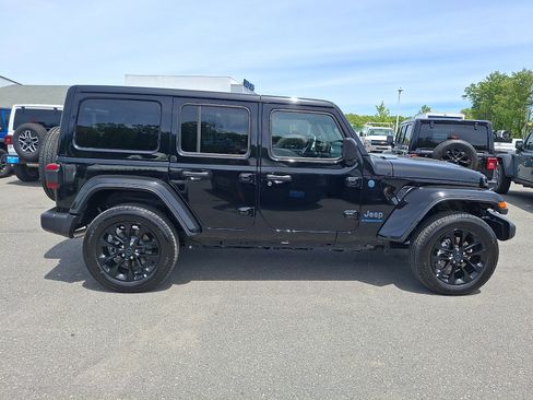 Used 2025 Jeep Wrangler Unlimited Sahara w/ Safety Group AWD/4WD image 7
