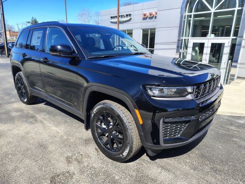 New 2026 Jeep Grand Cherokee Altitude AWD/4WD image 2