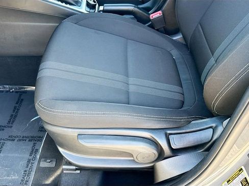 Used 2025 Hyundai Venue SEL FWD image 18