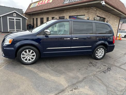 Used 2012 Chrysler Town & Country Touring-L w/ Driver Convenience Group image 11