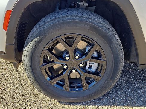 Used 2024 Jeep Grand Cherokee L Laredo image 11