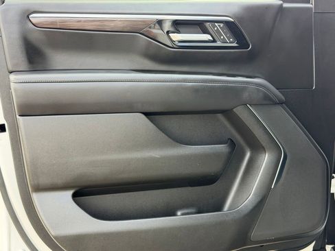 Used 2025 Chevrolet Suburban Z71 AWD/4WD image 24