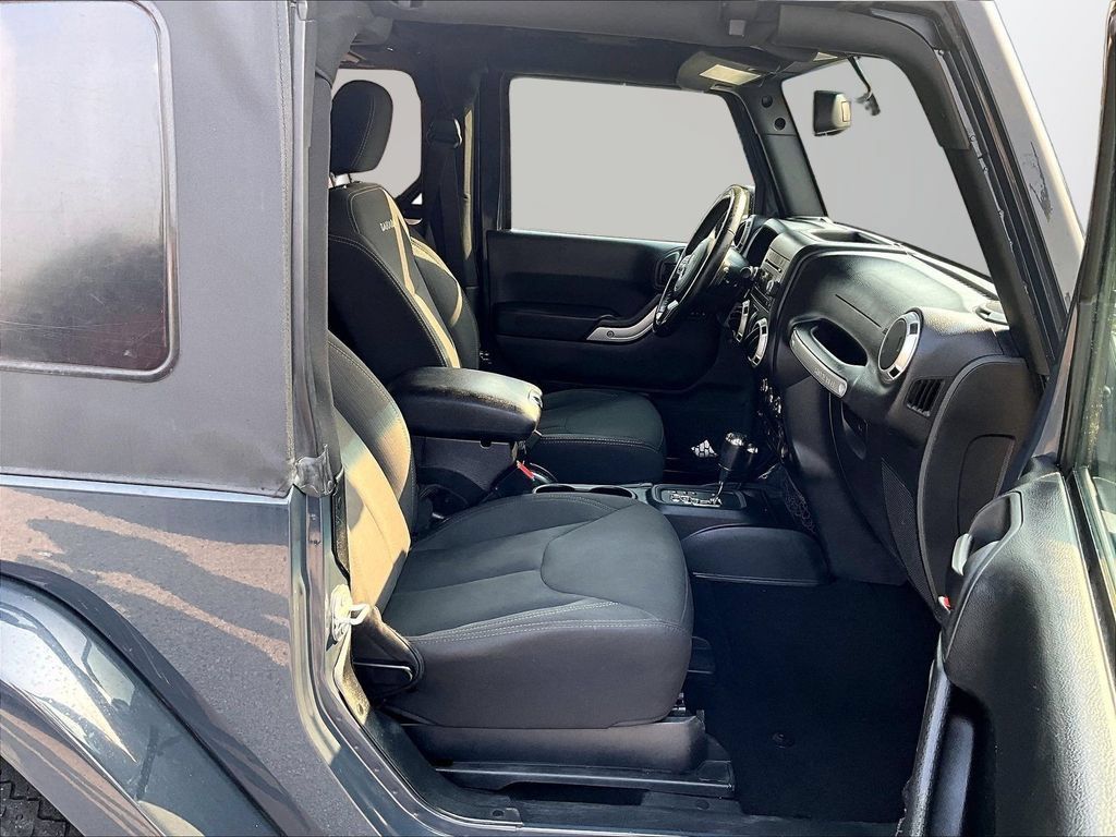 Used 2017 Jeep Wrangler Sahara w/ Connectivity Group AWD/4WD image 8