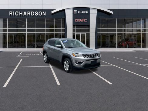 Used 2020 Jeep Compass Latitude w/ Cold Weather Group AWD/4WD image 8