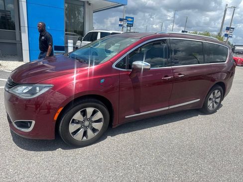 Used 2017 Chrysler Pacifica Platinum FWD image 1
