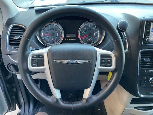 Used 2015 Chrysler Town & Country LX FWD image 17