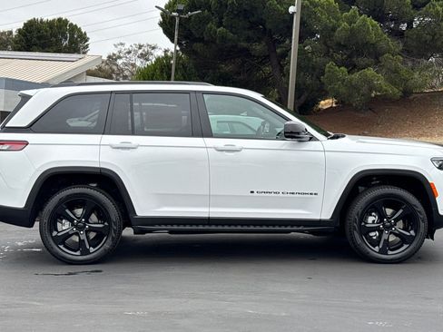New 2025 Jeep Grand Cherokee Limited w/ Luxury Tech Group II image 3