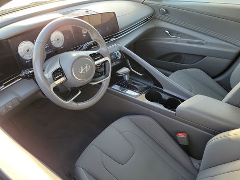 Certified 2025 Hyundai Elantra SEL image 5