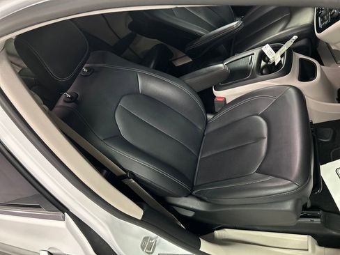 Used 2024 Chrysler Pacifica Touring-L FWD image 26