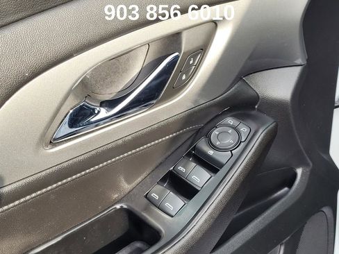 Used 2023 Chevrolet Traverse LT w/ Rear Camera Mirror Package image 31