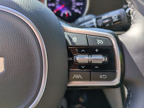 Used 2023 Kia Carnival LX FWD image 21
