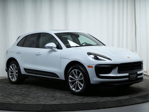 Used 2025 Porsche Macan image 7