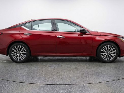 Used 2025 Nissan Altima 2.5 SV image 11