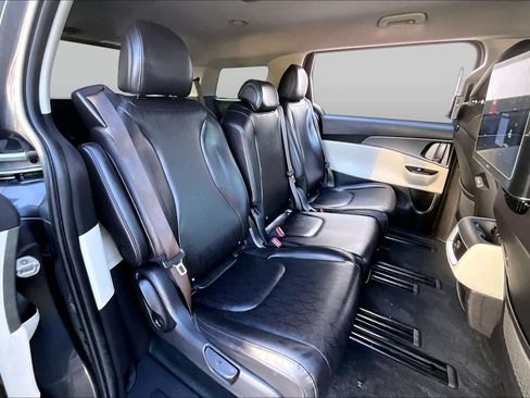 Used 2022 Kia Carnival LX FWD image 19