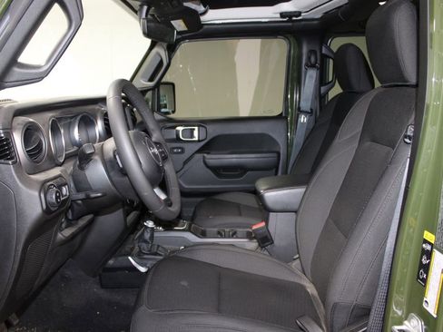 Used 2023 Jeep Gladiator Sport AWD/4WD image 17