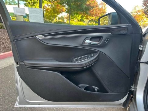 Used 2017 Chevrolet Impala LT image 3