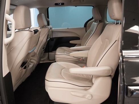 Used 2018 Chrysler Pacifica Limited w/ Advanced Safetytec Group FWD image 27