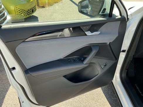 Certified 2026 Volkswagen Tiguan SE w/ Panoramic Sunroof Package AWD/4WD image 31
