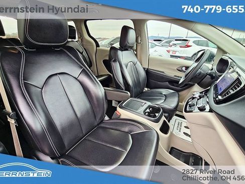 Used 2023 Chrysler Pacifica Touring-L image 18