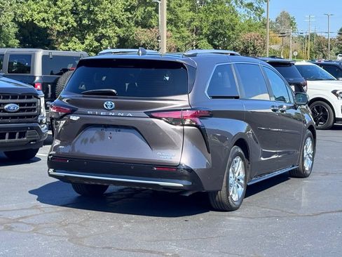 Used 2023 Toyota Sienna Platinum AWD/4WD image 19