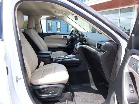 Used 2020 Ford Explorer XLT w/ Equipment Group 202A AWD/4WD image 22