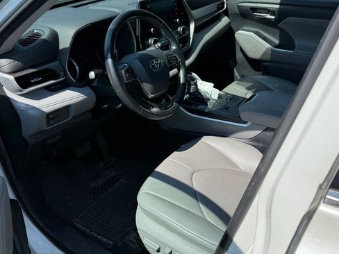 Used 2020 Toyota Highlander XLE AWD/4WD image 3