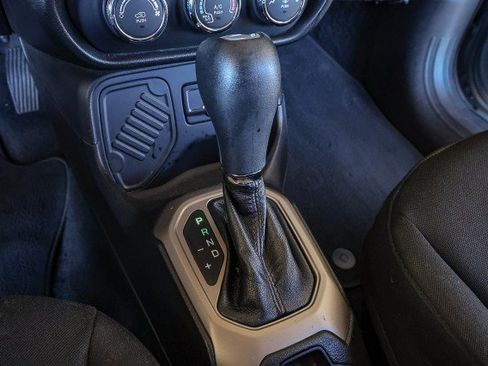 Used 2017 Jeep Renegade Latitude FWD image 18