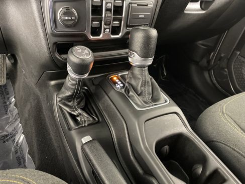 Used 2025 Jeep Wrangler Unlimited Sahara w/ Safety Group AWD/4WD image 30