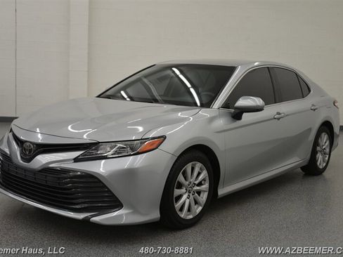 Used 2018 Toyota Camry LE image 3