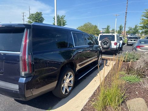 Used 2017 Cadillac Escalade ESV Premium Luxury AWD/4WD image 9