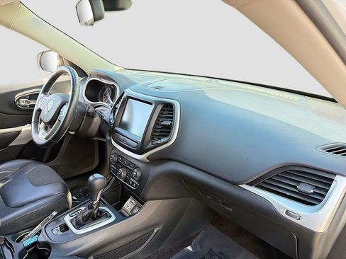 Used 2018 Jeep Cherokee Latitude Plus w/ Cold Weather Group FWD image 30
